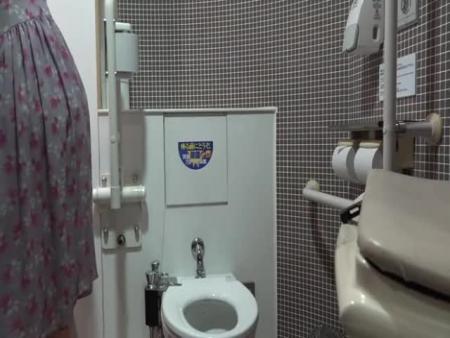 【本物盗撮】公衆トイレに仕掛けられたカメラに映ったまさかの衝撃映像！！思いっきりオナって何食わぬ顔で出て行く一般女性達 free on - Ero Video 
