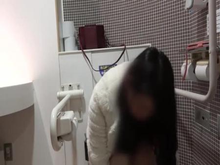 【本物盗撮】公衆トイレに仕掛けられたカメラに映ったまさかの衝撃映像！！思いっきりオナって何食わぬ顔で出て行く一般女性達 free on - Ero Video 