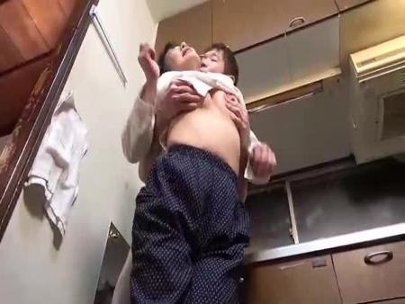 昭和猥褻官能ドラマ 立ち小便を覗かれた義母は息子にモンペを剥ぎ取られ&hellip; イチジクを盗んだ隣の六十路妻を肉棒でお仕置き 美原すみれ 新垣百合子 free on - Ero Video 