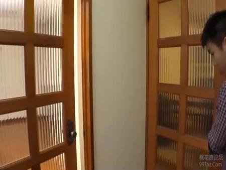 [SW-501]近所のママ友のミニスカパンチラが思春期坊主を誘惑！ママの留守中にデカ尻を押しつけてくるのでフル勃起チ○コがパンティ突き破りそうだよ free on - Ero Video 