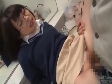 ＜ガチレイプ＞トイレで狙われた女子高生が痴漢から犯され立ちバックでチンポを無理やり挿入！鏡の前で凌辱レイプされてしまう… free on - Ero Video 