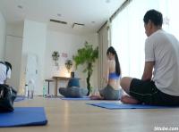  媚薬を盛られ発汗発情！自然と下品ガニ股ジョバジョバお漏らし！ガクガク痙攣敏感ホットヨガ教室 白峰ミウ